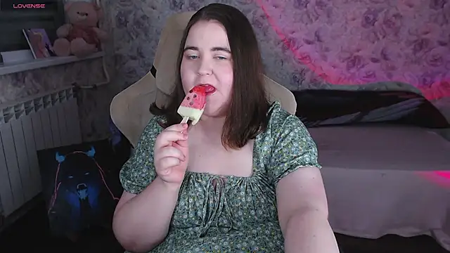 Estelle Hicks online show from June 2026 07:04:02 PM