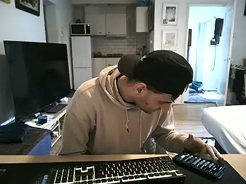 Snapshot of mihaimichael chatting on March 2026 01:17:01 PM mihaimichael online show from March 2026 01:17:01 PM