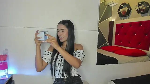 Snapshot of Karoll014 chatting on June 2026 01:15:02 PM Karoll014 online show from June 2026 01:15:02 PM