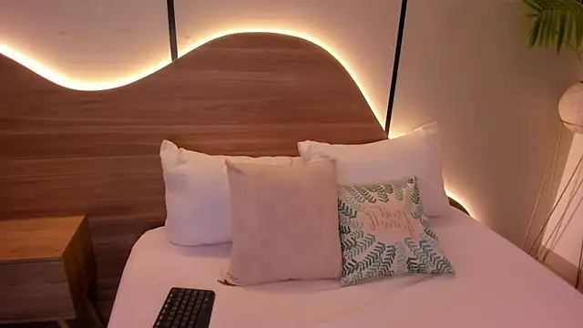 Snapshot of nicky_peyton chatting on December 2025 02:40:02 AM nicky peyton online show from December 2025 02:40:02 AM