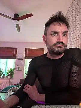 Snapshot of tomz0819 chatting on March 2025 08:33:02 AM tomz0819 online show from March 2025 08:33:02 AM