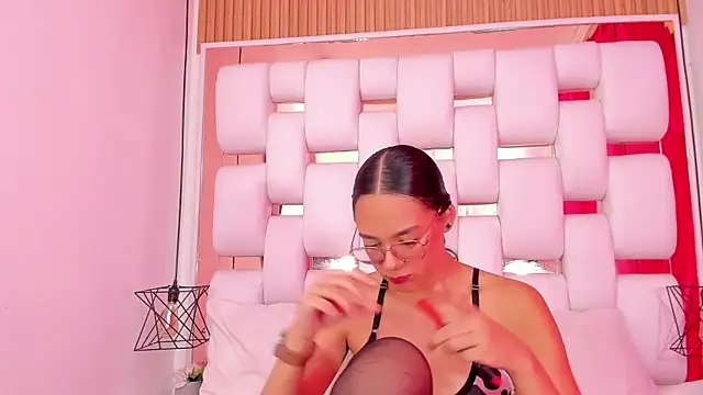 EmmyCruzZ online show from November 2025 07:03:03 PM