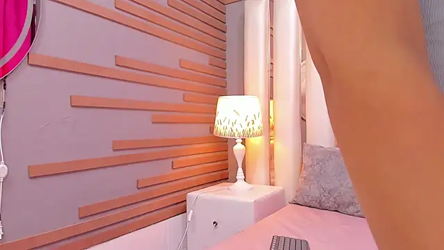 EmmyCruzZ online show from February 2026 07:06:02 PM