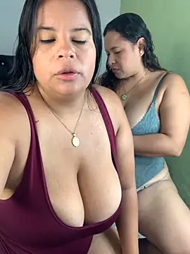 Snapshot of twocurvylatins chatting on May 2026 10:01:01 AM twocurvylatins online show from May 2026 10:01:01 AM