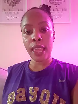 Snapshot of R-thequeen chatting on May 2026 11:01:04 PM R-thequeen online show from May 2026 11:01:04 PM