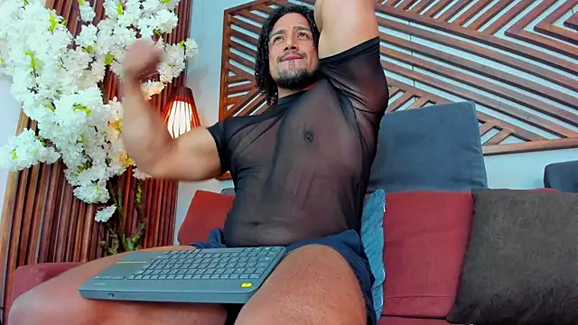 Snapshot of MikeEstevess chatting on May 2026 07:28:02 AM MikeEstevess online show from May 2026 07:28:02 AM