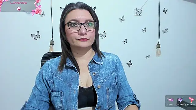 Amie Adams82  online show from December 2025 03:43:01 PM