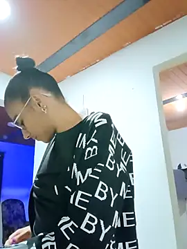 Leslly  online show from April 2026 03:09:01 AM