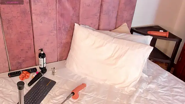 Snapshot of SelenaGmez chatting on February 2026 12:21:01 PM SelenaGmez online show from February 2026 12:21:01 PM