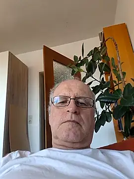 Snapshot of Milkasahne64 chatting on May 2026 11:29:02 AM Milkasahne64 online show from May 2026 11:29:02 AM