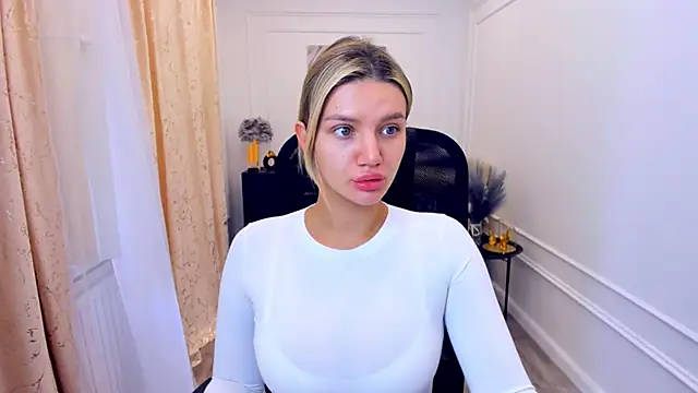 Snapshot of SelenaeMoore chatting on June 2026 03:46:01 AM SelenaeMoore online show from June 2026 03:46:01 AM
