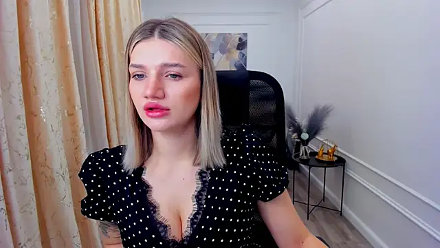 Snapshot of SelenaeMoore chatting on June 2026 03:51:02 AM SelenaeMoore online show from June 2026 03:51:02 AM