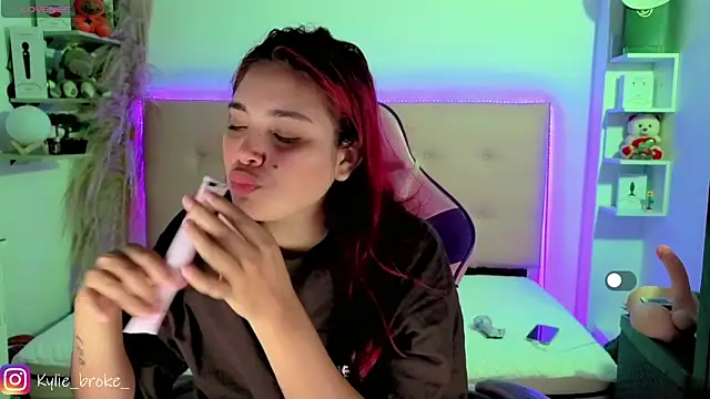 Snapshot of Kylie_brokee chatting on May 2026 09:08:02 PM Kylie brokee online show from May 2026 09:08:02 PM