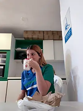 Nahiajhonson  online show from December 2025 01:18:02 PM