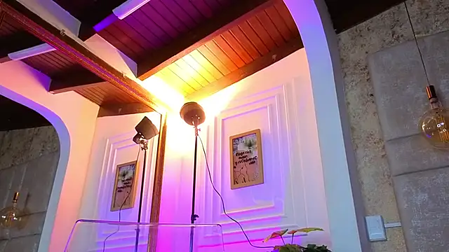 AlessiaLondon online show from April 2026 01:41:01 PM