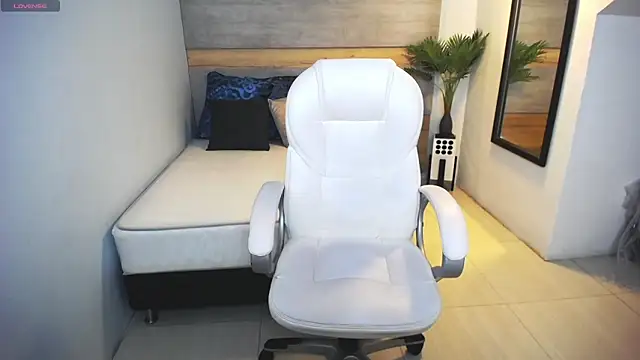 liseth fox online show from February 2025 07:30:01 PM