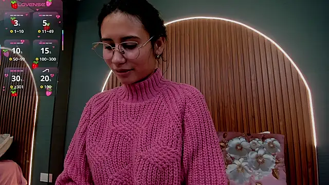 NayeCloud online show from November 2025 03:39:01 AM