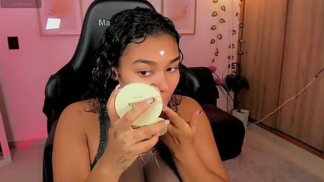 Snapshot of aleja_montiel__ chatting on May 2026 12:33:02 PM aleja montiel online show from May 2026 12:33:02 PM