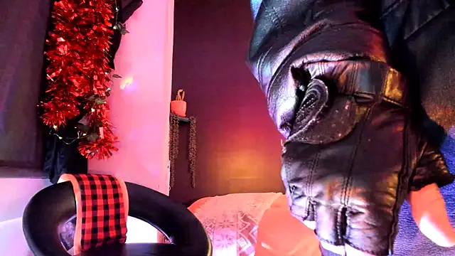 Snapshot of leatherz69 chatting on February 2025 01:52:01 AM leatherz69 online show from February 2025 01:52:01 AM