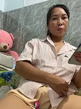 Linaannn online show from December 2025 12:03:02 PM