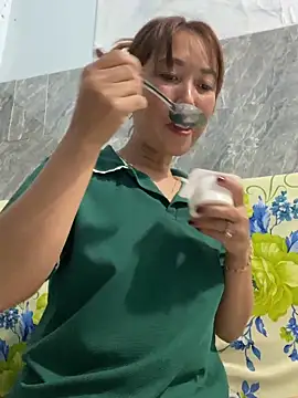 Linaannn online show from February 2026 11:52:02 PM