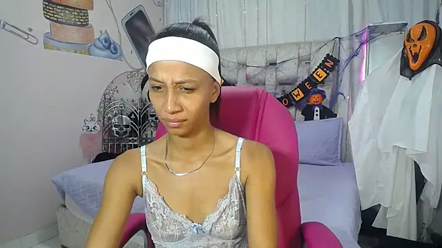 EMMA SWEETT1 online show from October 2025 12:48:02 PM