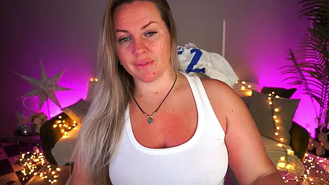 Snapshot of KiraCandyS chatting on June 2026 08:04:01 PM KiraCandyS online show from June 2026 08:04:01 PM