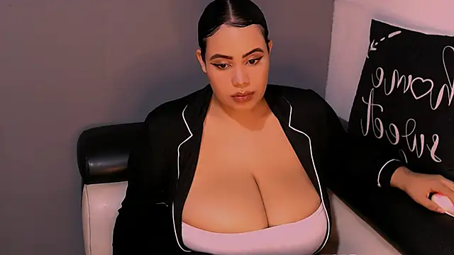 Emmacamille online show from November 2025 11:18:02 PM