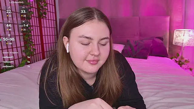 Snapshot of Mia__Peach chatting on February 2025 03:12:01 AM Mia Peach online show from February 2025 03:12:01 AM