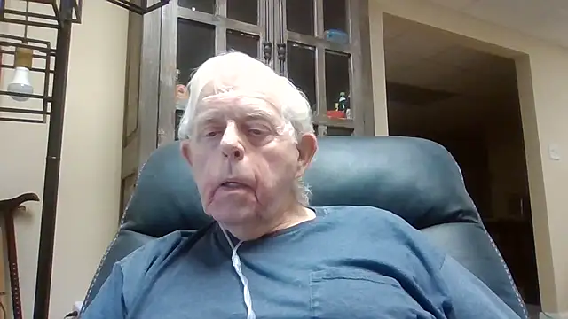 Snapshot of bootlegmanz chatting on April 2026 08:28:02 PM bootlegmanz online show from April 2026 08:28:02 PM