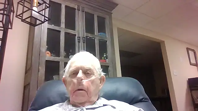 Snapshot of bootlegmanz chatting on April 2026 02:37:01 PM bootlegmanz online show from April 2026 02:37:01 PM
