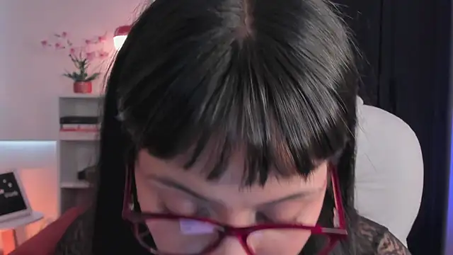 nahiapaws online show from April 2026 02:47:02 PM