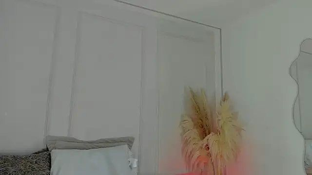 Snapshot of Mariapettit chatting on June 2026 04:34:01 AM Mariapettit online show from June 2026 04:34:01 AM