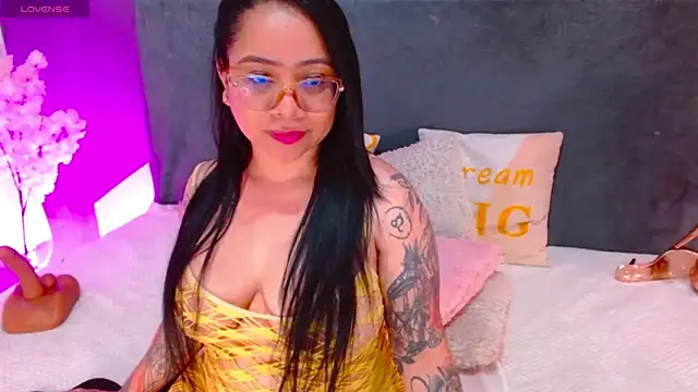 Snapshot of VeronicaBrunette chatting on February 2025 06:54:01 AM VeronicaBrunette online show from February 2025 06:54:01 AM