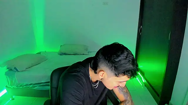 Snapshot of OliverBennet chatting on January 2025 11:44:02 PM OliverBennet online show from January 2025 11:44:02 PM