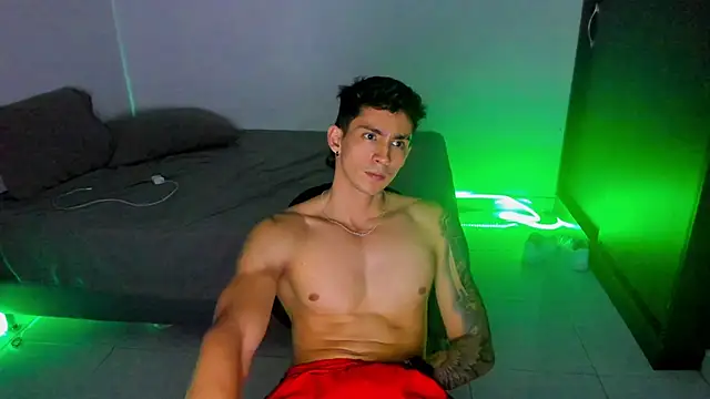 Snapshot of OliverBennet chatting on February 2025 04:12:02 AM OliverBennet online show from February 2025 04:12:02 AM