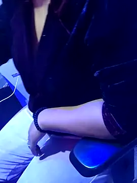 vadapavgirl online show from November 2025 01:23:01 PM