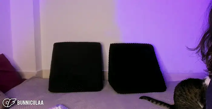 larissa01  online show from April 2026 12:00:02 AM