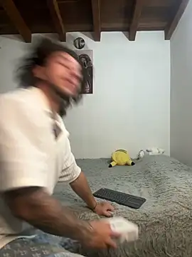 Valentino Xander online show from November 2025 01:08:02 AM