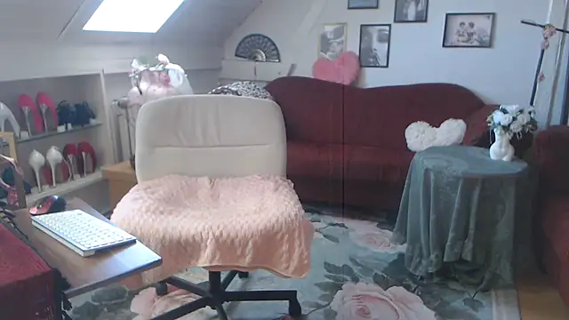 Snapshot of GinaBlonde chatting on June 2026 08:30:02 AM GinaBlonde online show from June 2026 08:30:02 AM