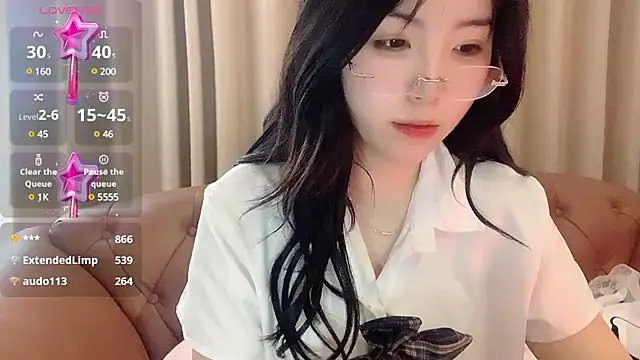 Snapshot of NickiBloom chatting on February 2025 07:01:02 AM NickiBloom online show from February 2025 07:01:02 AM