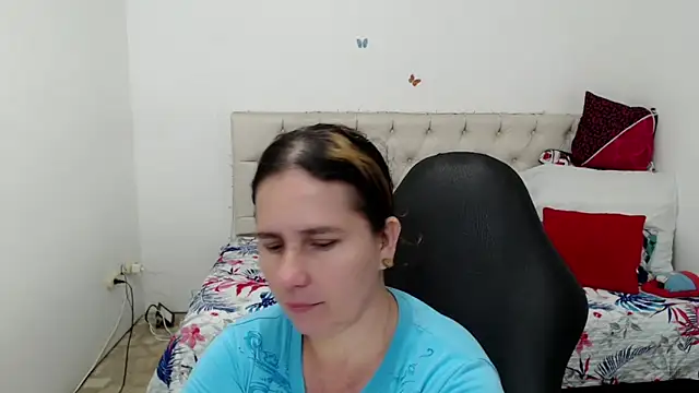 Snapshot of victoria_jones chatting on April 2026 02:20:01 PM victoria jones online show from April 2026 02:20:01 PM