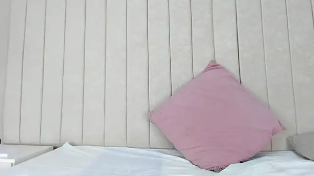 Littleolivia  online show from February 2025 01:00:02 PM