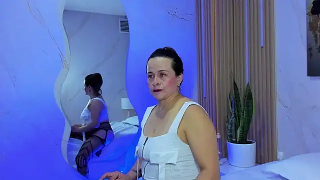 Daphne81  online show from September 2025 02:25:01 AM