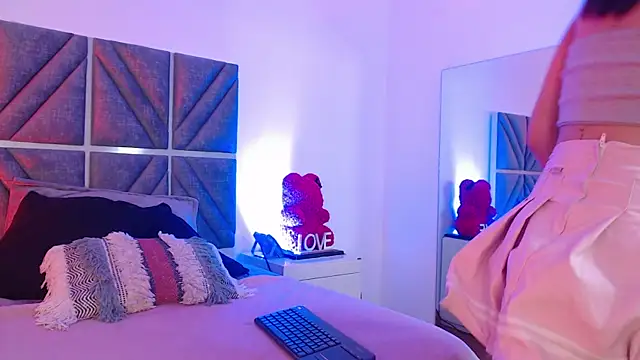 Laura Dicardy online show from December 2025 08:28:02 PM