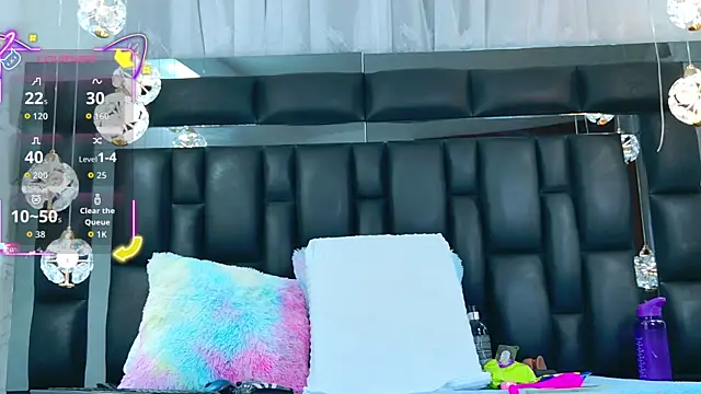 AuraRoss online show from October 2025 07:04:02 PM