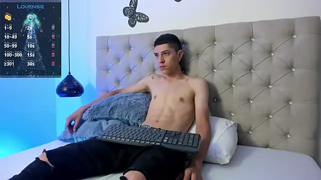 Snapshot of Dei_v_48 chatting on December 2024 09:09:01 PM Dei v 48 online show from December 2024 09:09:01 PM