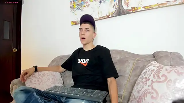 Snapshot of Dei_v_48 chatting on January 2025 07:32:01 PM Dei v 48 online show from January 2025 07:32:01 PM