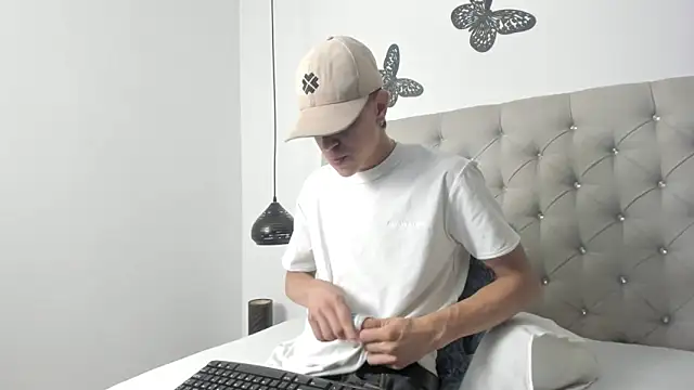 Snapshot of Dei_v_48 chatting on February 2025 07:54:02 PM Dei v 48 online show from February 2025 07:54:02 PM