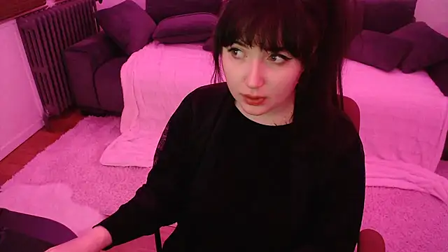 Lynylou online show from December 2024 06:35:02 PM